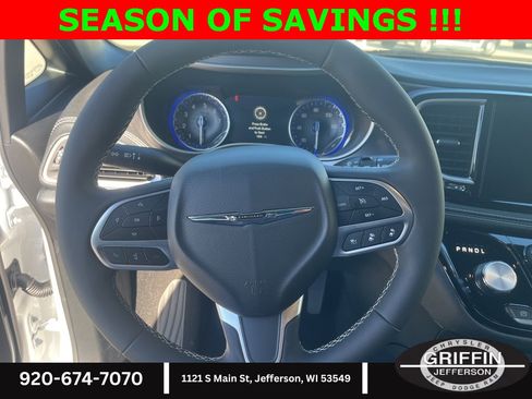 Used 2025 Chrysler Pacifica Select image 10