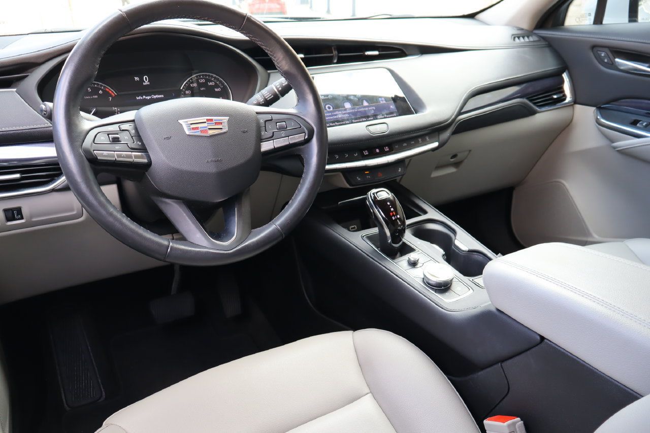 Used 2023 Cadillac XT4 Luxury w/ Cold Weather Package FWD image 5