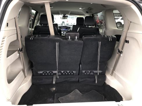 Used 2022 Chrysler Pacifica Touring-L image 9