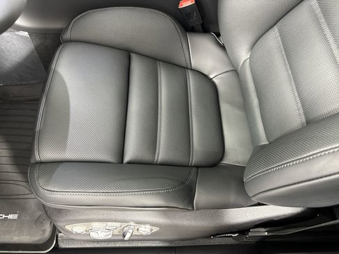 Certified 2025 Porsche Macan image 14