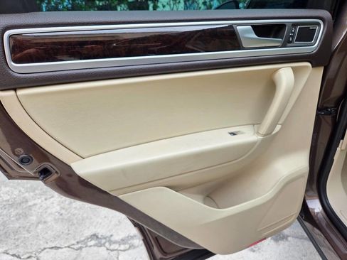 Used 2013 Volkswagen Touareg Executive AWD/4WD image 24