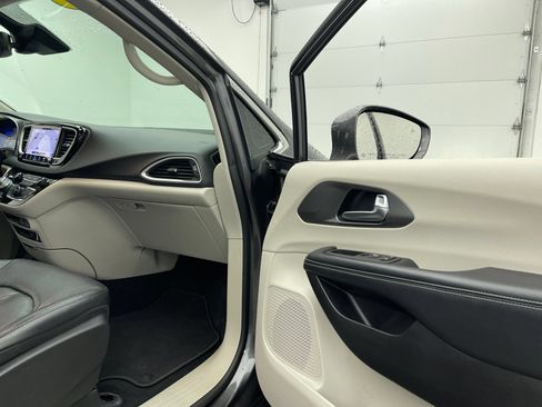 Used 2022 Chrysler Pacifica Touring-L FWD image 31