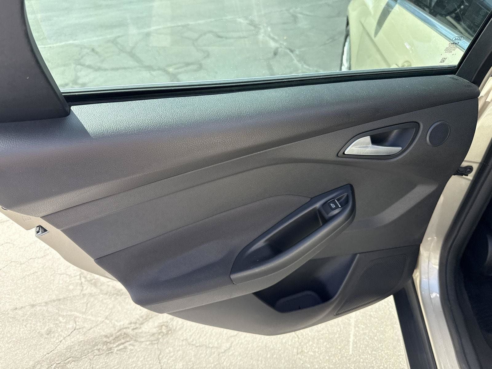 Used 2018 Ford Focus Titanium w/ Titanium Technology Package FWD image 14