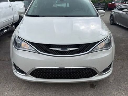 Used 2017 Chrysler Pacifica Touring-L Plus w/ Tire & Wheel Group FWD image 2