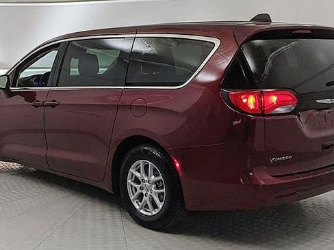 Used 2023 Chrysler Voyager LX image 4