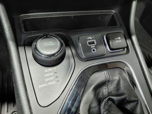 Used 2022 Jeep Cherokee Limited AWD/4WD image 30
