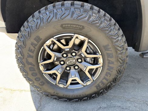 Used 2024 Chevrolet Colorado ZR2 w/ ZR2 Convenience Package III AWD/4WD image 39