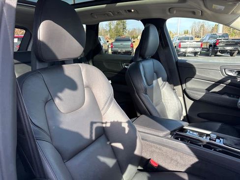 Used 2018 Volvo XC60 T6 Momentum w/ Convenience Package image 6