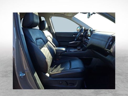 Used 2023 Nissan Pathfinder Platinum image 12