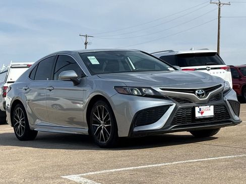 Used 2023 Toyota Camry SE image 2