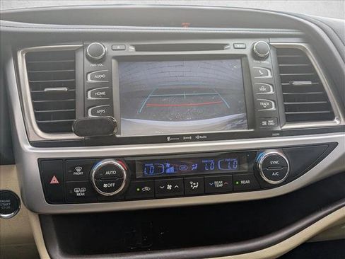 Used 2019 Toyota Highlander XLE FWD image 13