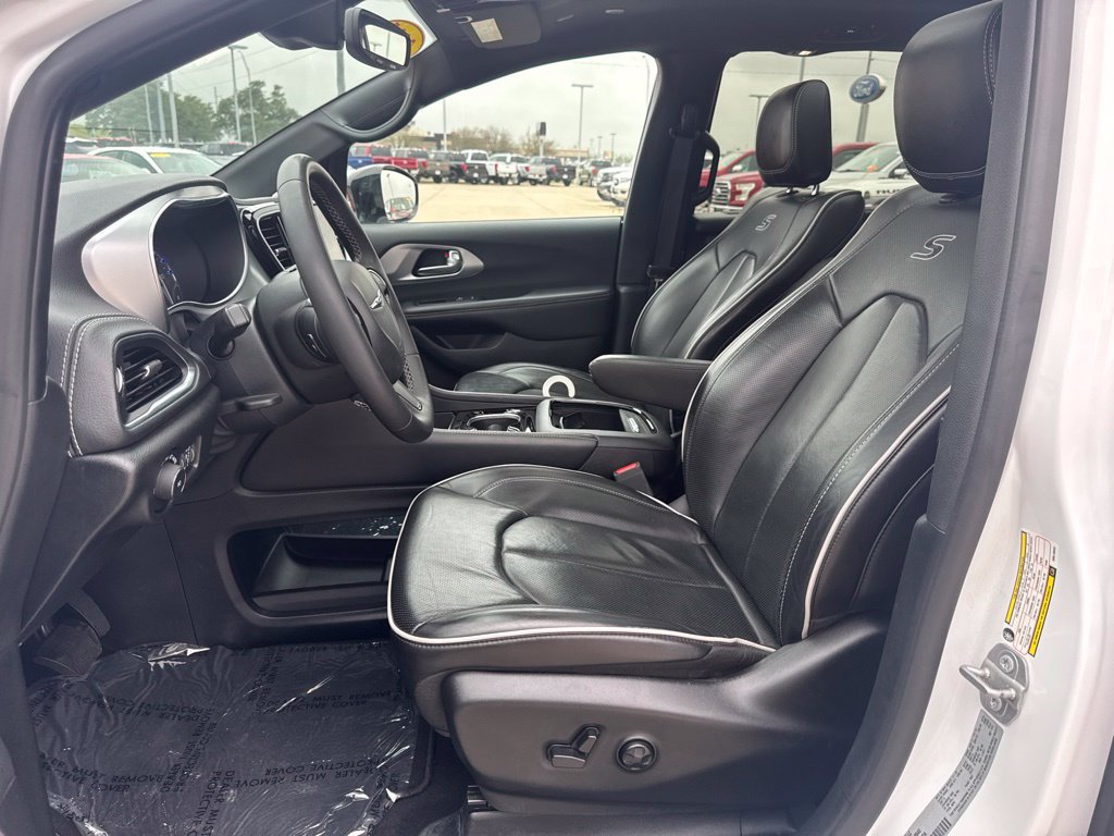 Used 2025 Chrysler Pacifica Limited FWD image 4