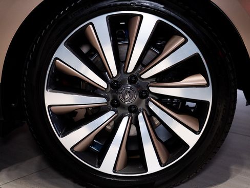 Used 2023 Land Rover Range Rover SV image 34