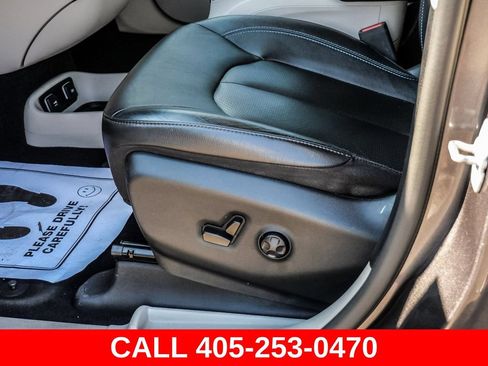 Used 2021 Chrysler Pacifica Touring-L FWD image 59