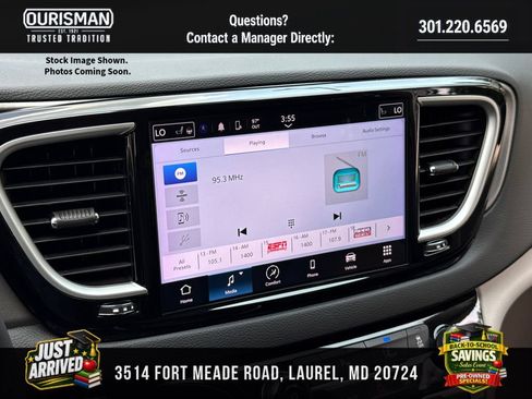 Used 2024 Chrysler Pacifica Touring-L FWD image 11