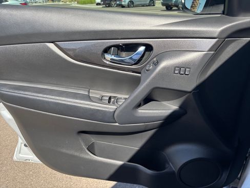 Used 2020 Nissan Rogue SV w/ Sun & Sound Touring Package FWD image 13