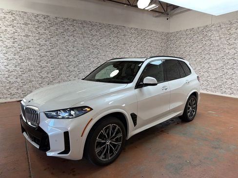 Used 2024 BMW X5 sDrive40i w/ M Sport Package RWD image 3