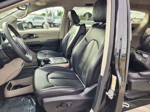 Used 2023 Chrysler Pacifica Touring-L image 10