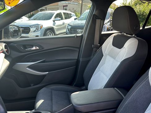 Used 2025 Chevrolet Trax RS FWD image 8