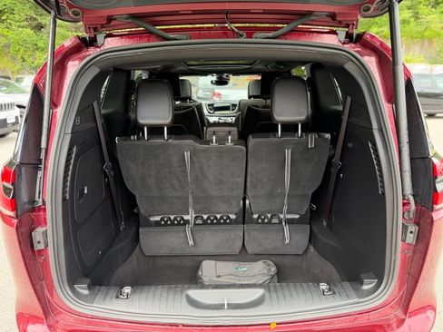 Used 2023 Chrysler Pacifica Limited w/ S Appearance Package FWD image 5