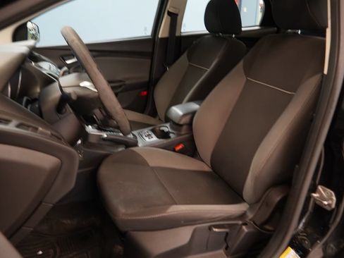 Used 2014 Ford Focus SE w/ SE Winter Package FWD image 3