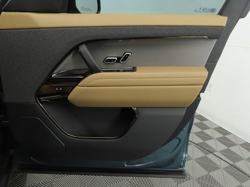 Used 2025 Land Rover Range Rover Sport SE image 25