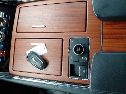 Used 2024 Lincoln Navigator Premiere AWD/4WD image 25