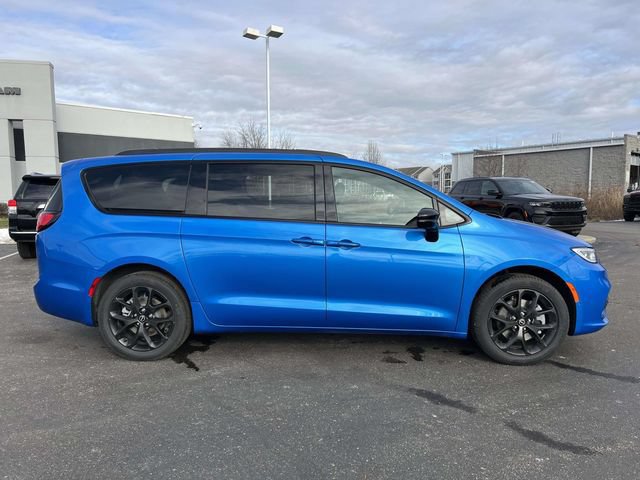 New 2026 Chrysler Pacifica Select w/ S Appearance Package FWD image 10