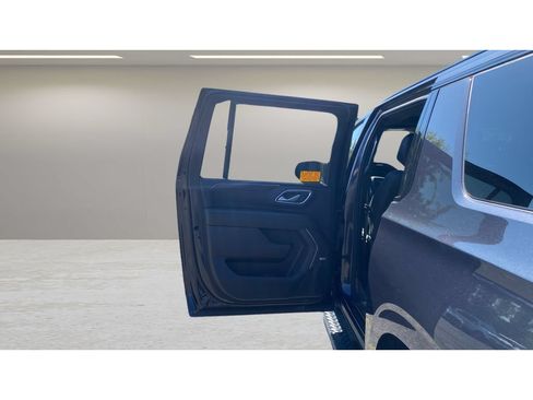 Used 2022 Chevrolet Suburban Z71 w/ Luxury Package AWD/4WD image 7