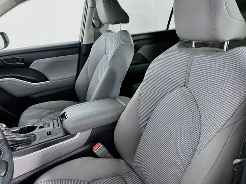 Used 2022 Toyota Highlander LE FWD image 27
