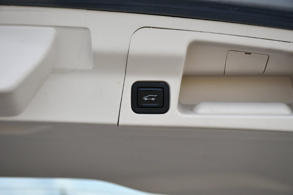 Used 2021 GMC Acadia Denali w/ Denali Technology Package FWD image 36