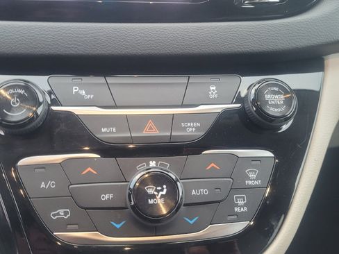 Used 2018 Chrysler Pacifica Touring Plus image 18