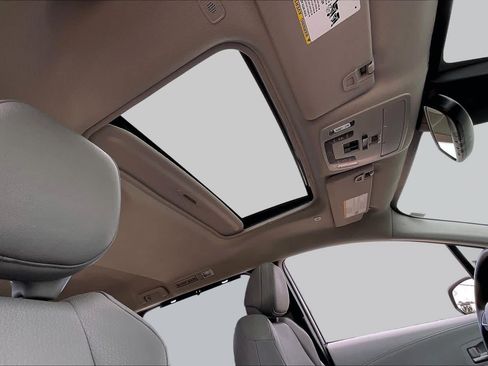 Used 2025 Toyota Sienna XLE FWD image 13