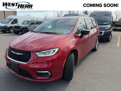 Used 2026 Chrysler Pacifica Select AWD/4WD image 4