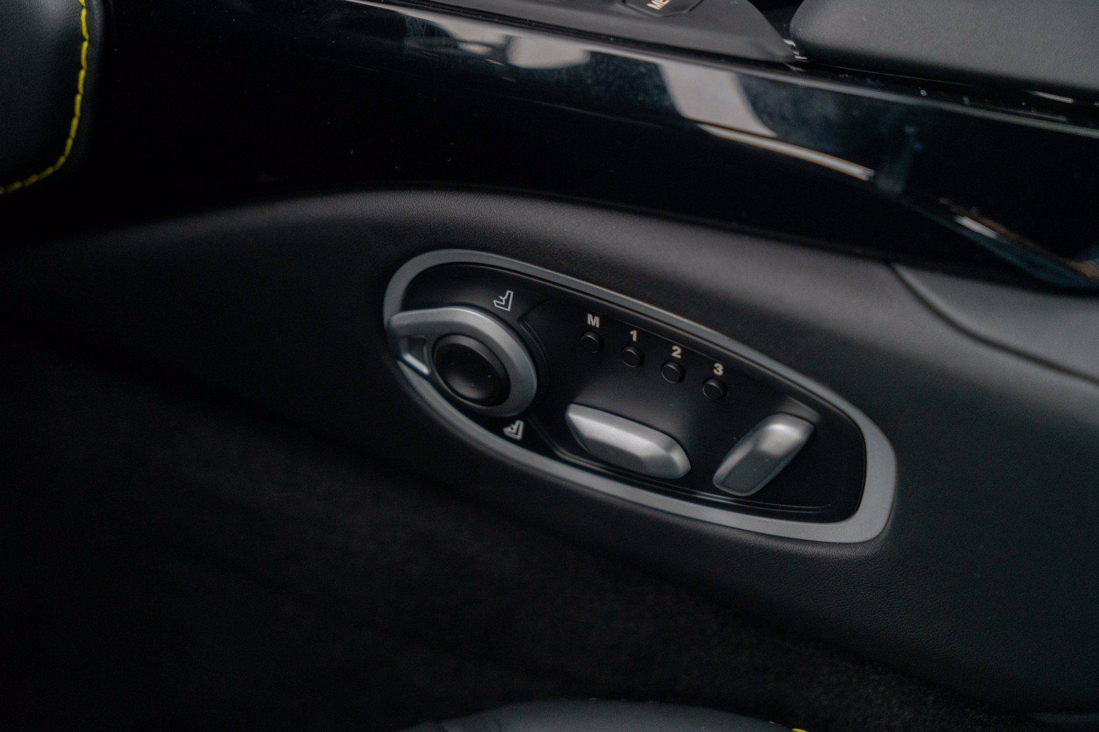 Used 2023 Aston Martin V8 Vantage Coupe RWD image 36