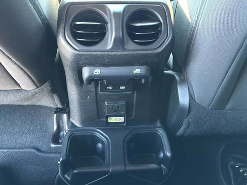 Used 2018 Jeep Wrangler Unlimited Sahara image 40