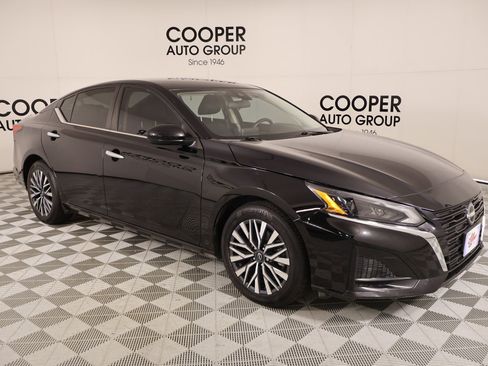 Used 2023 Nissan Altima 2.5 SV image 1