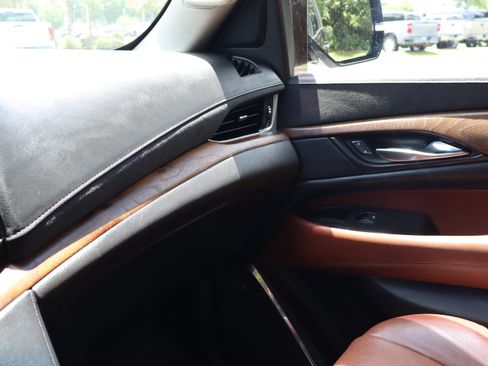Used 2017 Cadillac Escalade Premium Luxury RWD image 39