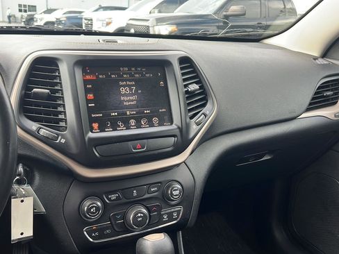 Used 2016 Jeep Cherokee Latitude FWD image 9