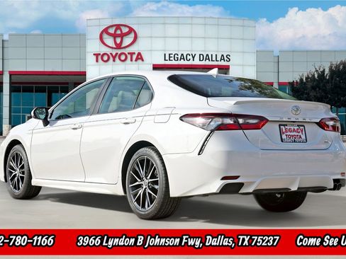 Used 2024 Toyota Camry SE image 7