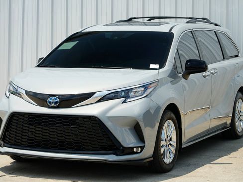 Used 2023 Toyota Sienna XSE image 50