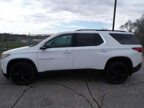 Used 2020 Chevrolet Traverse LT w/ LPO, Blackout Package image 2