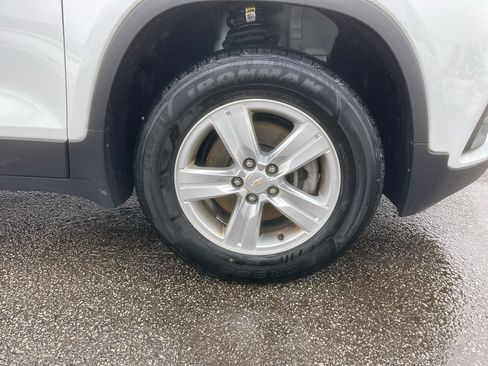 Used 2022 Chevrolet Trax LT w/ LT Convenience Package image 27