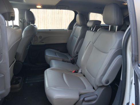 Used 2021 Toyota Sienna XLE image 9