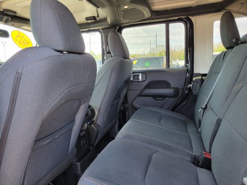 Used 2025 Jeep Wrangler Unlimited Sahara AWD/4WD image 17