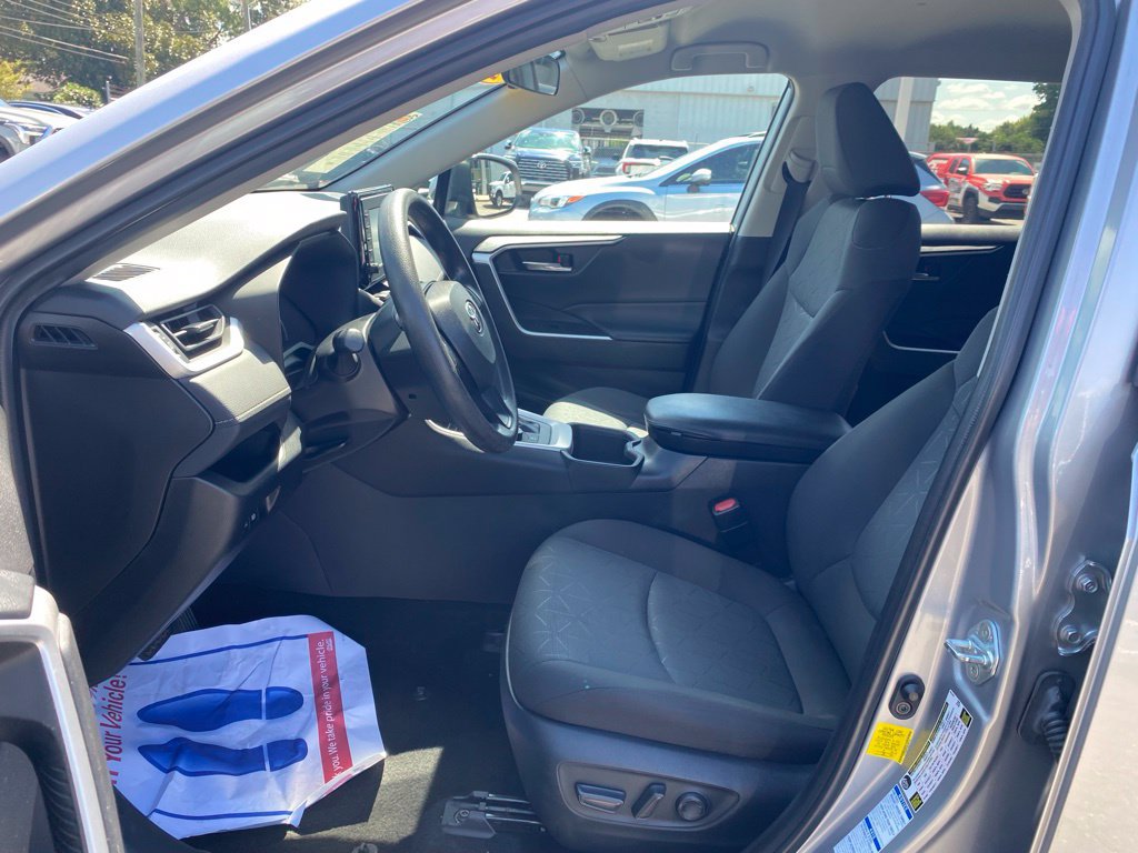 Used 2022 Toyota RAV4 XLE AWD/4WD image 5