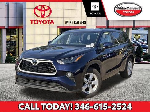 Used 2025 Toyota Highlander LE FWD image 1