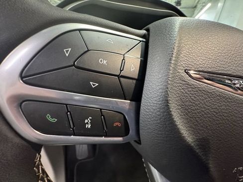 Used 2024 Chrysler Pacifica Touring-L FWD image 20