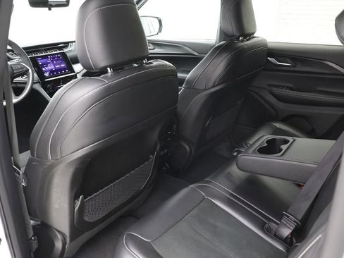 Used 2025 Jeep Grand Cherokee Altitude AWD/4WD image 10