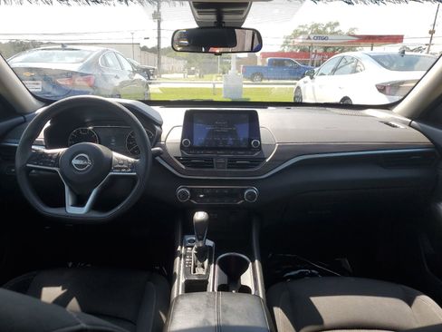Used 2024 Nissan Altima 2.5 SV FWD image 9